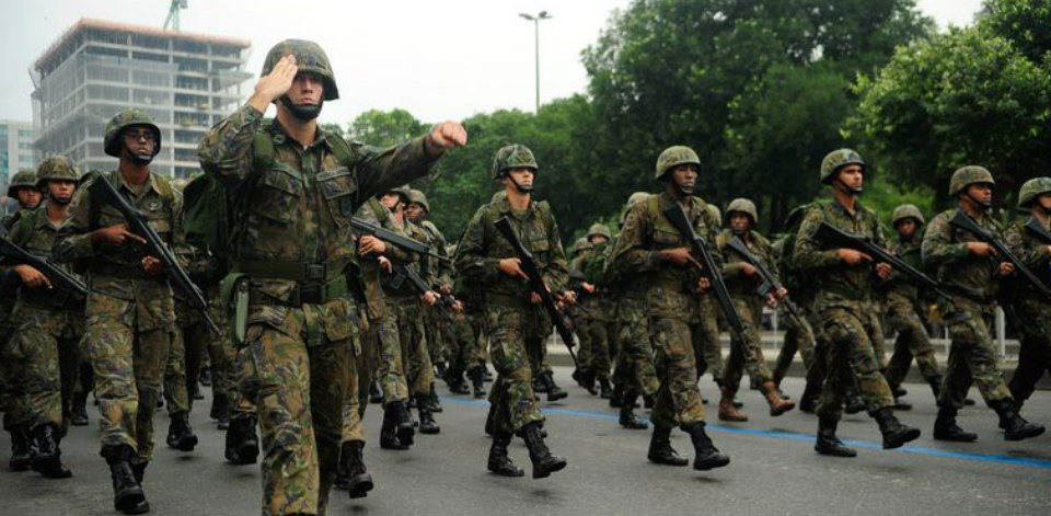 O alistamento militar é obrigatório no Brasil